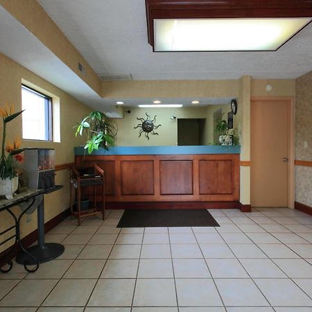Americas Best Value Inn North Capital Ралей Интериор снимка